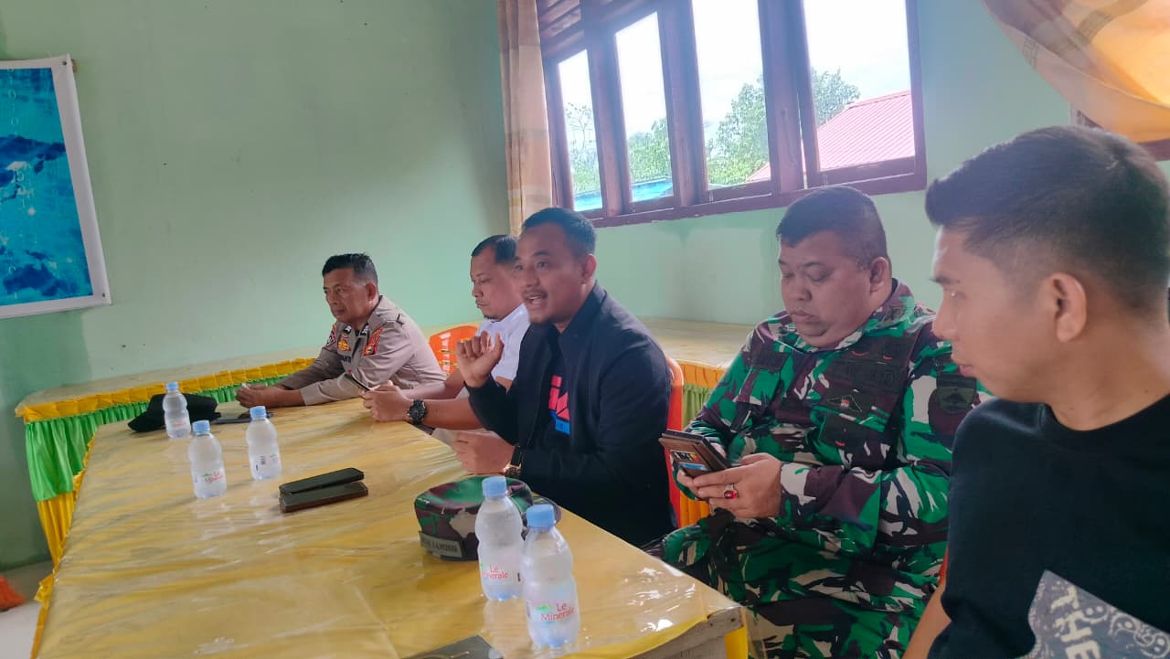Kunjungan Camat Bandar Laksamana ke SMPN 1 Bandar Laksamana yang terkena musibah angin punting beliung.