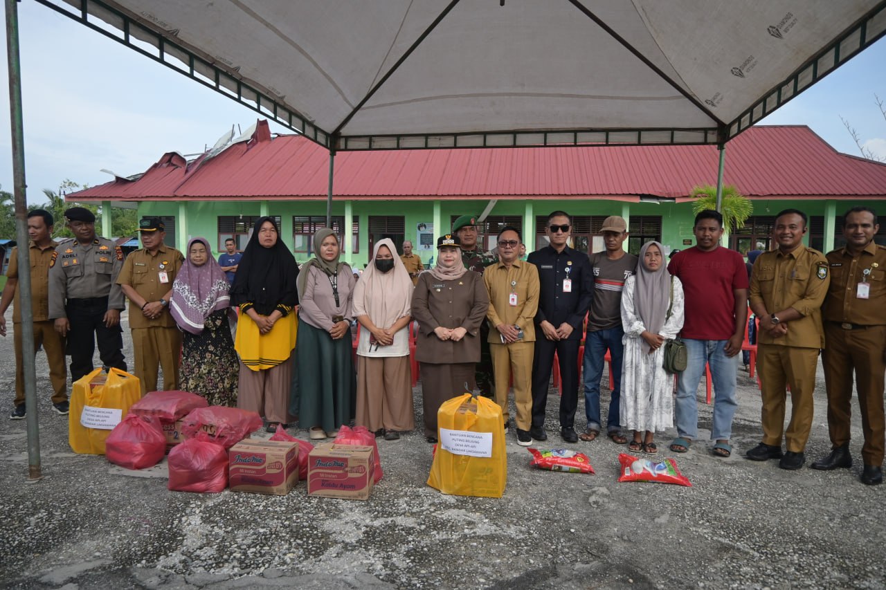 Kunjungan Ibu Bupati Bengkalis ke SMPN 1 Bandar Laksamana dan Warga yang terkena musibah angin punting beliung.